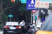巢湖台当局这个单位的公车，给了狗了
